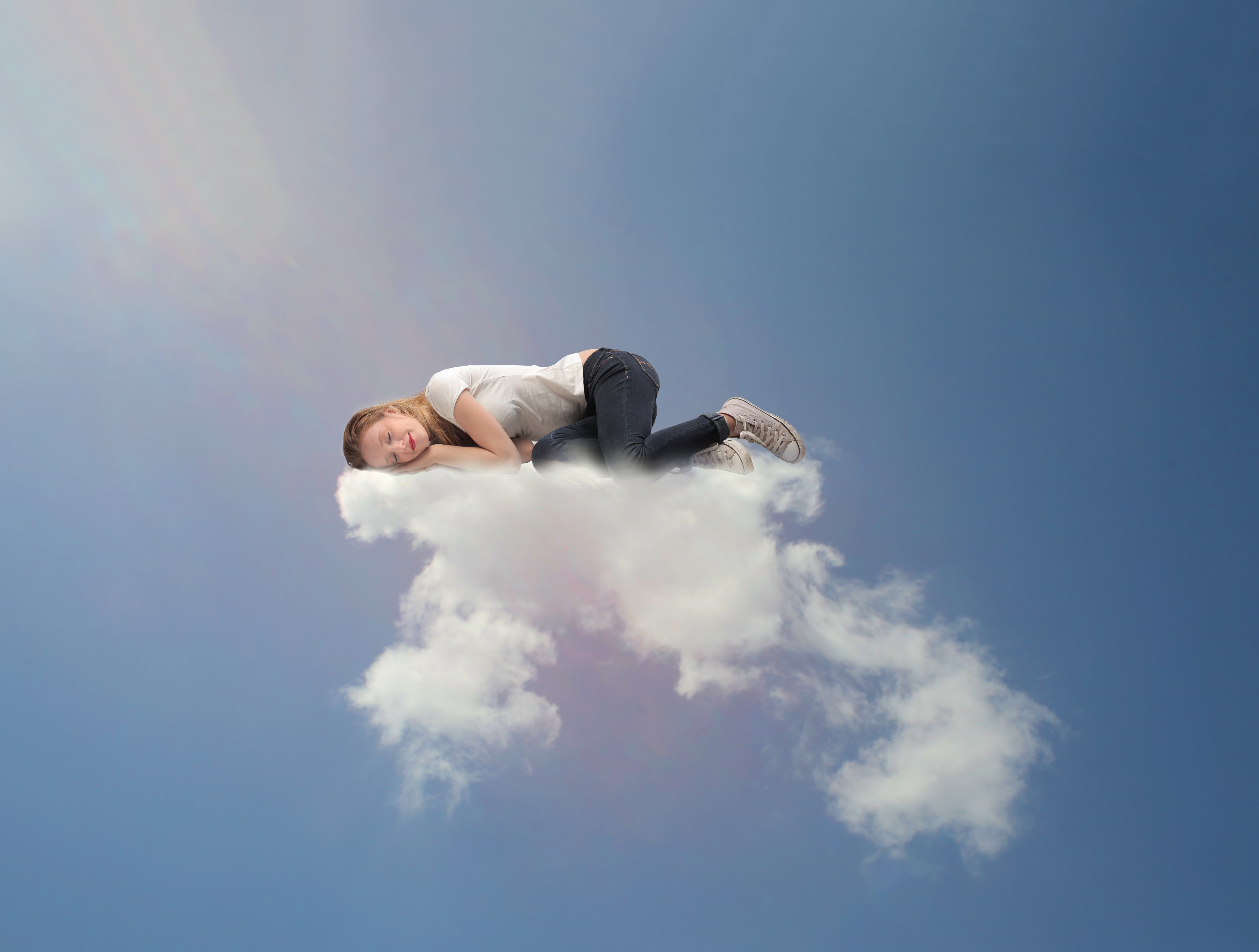 Спорить во сне. Человек на облаке. Девушка в облаках. Летать в облаках.