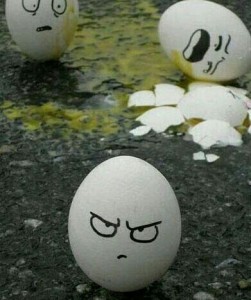 huevos roto enfadado