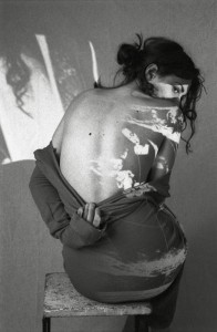 mujer con imagenes dentro de la espalda